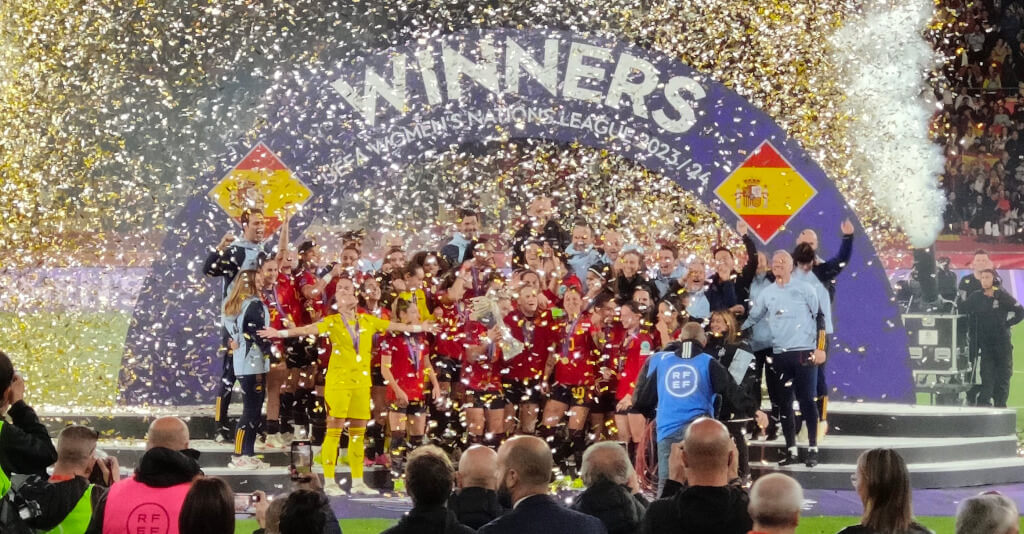 Photo of the Spanish women's football team under the banner "winners"
